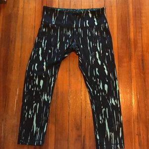 Cropped light green stripped leggings